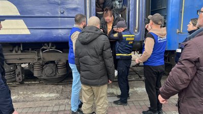 На Волині зустріли евакуаційний потяг з Донеччини На Волині зустріли евакуаційний потяг з Донеччини