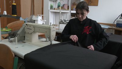 У Франківську студенти та викладачі Інституту мистецтв шиють спальні мішки для українських воїнів У Франківську студенти та викладачі Інституту мистецтв шиють спальні мішки для українських воїнів