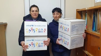 В Ужгороді для дітей ВПО видають комплекти зимового одягу від Мінреінтеграції та ЮНІСЕФ В Ужгороді для дітей ВПО видають комплекти зимового одягу від Мінреінтеграції та ЮНІСЕФ