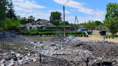 Розбитий дитячий майданчик у селищі Ясногірка, Донеччина