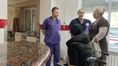 Волонтер та співак у лікарні в Львові Волонтер та співак у лікарні в Львові