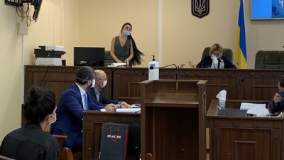 Дихне у суді з адвокатом Дихне у суді з адвокатом