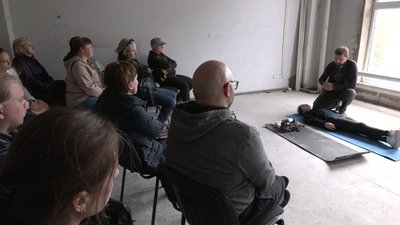 "Не панікуй. Готуйся": у Черкасах навчали надавати медичну допомогу та поводитися зі зброєю