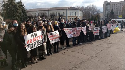 Ліцеїсти Житомирського обласного ліцею знову вийшли на протест Ліцеїсти Житомирського обласного ліцею знову вийшли на протест