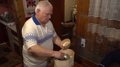 Подружжя з Черкас разом із переселенцями готує їжу для волонтерів Подружжя з Черкас разом із переселенцями готує їжу для волонтерів