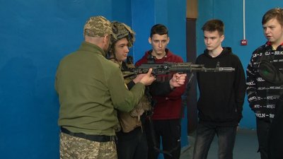 Для черкаських школярів провели військовий інструктаж Для черкаських школярів провели військовий інструктаж