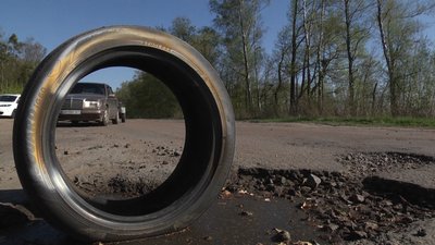 Ями та вибоїни — як лататимуть автодороги державного значення на Житомирщині Ями та вибоїни — як лататимуть автодороги державного значення на Житомирщині