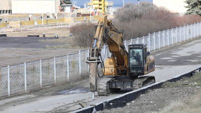 У Запоріжжі площу біля греблі ДніпроГЕСу рятують від руйнації У Запоріжжі площу біля греблі ДніпроГЕСу рятують від руйнації