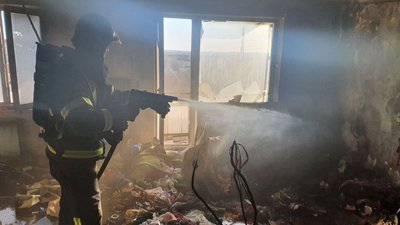 Запалила свічку та пішла у справах: у Мукачеві горіла квартира у багатоповерхівці