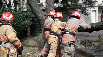 За два дні з підтоплених районів Одеської області відкачали понад 2500 м³ дощової води За два дні з підтоплених районів Одеської області відкачали понад 2500 м³ дощової води