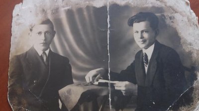 Онук Степана Бандери передав у музей на Івано-Франківщині дві сімейні реліквії