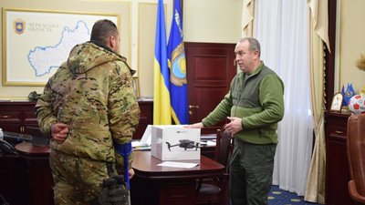 Гуртом збирали гроші: з Черкас на передову передали дрони
