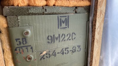 Житель деокупованого села на Харківщині побудував дім з ящиків від російських боєприпасів Житель деокупованого села на Харківщині побудував дім з ящиків від російських боєприпасів
