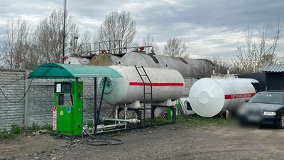 На Київщині викрили спільників, які торгували незаконно виготовленим пальним