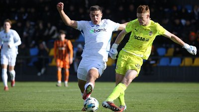 Форвард "Динамо" Матвій Пономаренко (зліва)