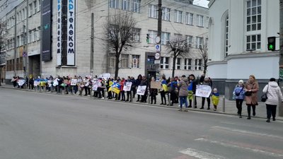 "Поверніть наших рідних": в Житомирі проводять акцію на підтримку полонених та зниклих безвісти "Поверніть наших рідних": в Житомирі проводять акцію на підтримку полонених та зниклих безвісти