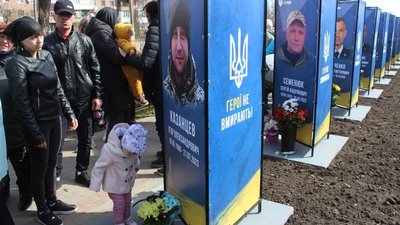 У Славуті відкрили Алею Пам'яті на честь загиблих на війні земляків У Славуті відкрили Алею Пам'яті на честь загиблих на війні земляків