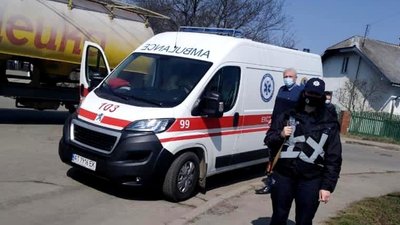 На Прикарпатті поліцейські допомогли чоловіку, в якого стався приступ