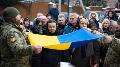 В Ужгороді попрощалися із полеглим захисником Василем Росадою В Ужгороді попрощалися із полеглим захисником Василем Росадою