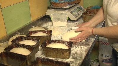 200 хлібин щодня: вінничанки печуть хліб для захисників 200 хлібин щодня: вінничанки печуть хліб для захисників