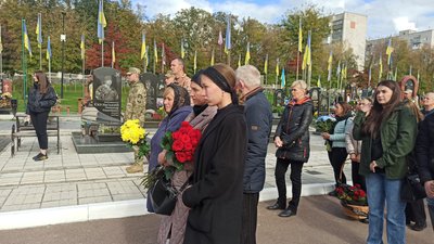 У Житомирі попрощалися із "азовцем" Віталієм Лобовим та командиром відділення Максимом Євпаком У Житомирі попрощалися із "азовцем" Віталієм Лобовим та командиром відділення Максимом Євпаком