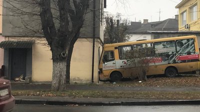 Водій луцької маршрутки, який в'їхала в житловий будинок, працював перший день Водій луцької маршрутки, який в'їхала в житловий будинок, працював перший день