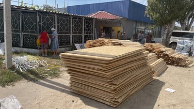Зруйновані дахи, побиті стіни: як жителі Комишан поблизу Херсона відбудовують житло Зруйновані дахи, побиті стіни: як жителі Комишан поблизу Херсона відбудовують житло