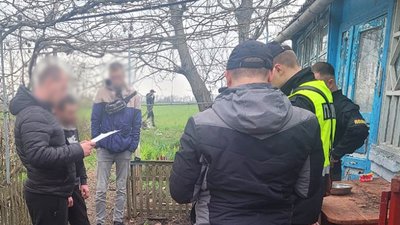 Підозрюваний винаймав будинок в одному із сіл Житомирської області, де й обладнав нарколабораторію. Підозрюваний винаймав будинок в одному із сіл Житомирської області, де й обладнав нарколабораторію.