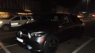 Напали на водія і намагалися викрасти автівку з парковки: у Києві затримали двох підозрюваних