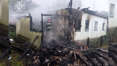 На Чернігівщині під час пожежі житлового будинку загинув чоловік, інший перебуває у лікарні На Чернігівщині під час пожежі житлового будинку загинув чоловік, інший перебуває у лікарні