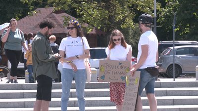 "Франківськ обіймає" — переселенці провели акцію, щоб подякувати Івано-Франківську за гостинність "Франківськ обіймає" — переселенці провели акцію, щоб подякувати Івано-Франківську за гостинність
