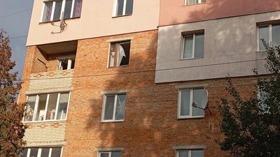 Росіяни вдарили КАБами по Сумах: поранений чоловік
