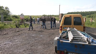 Жителі 2 прикарпатських сіл протестують проти будівництва свиноферми Жителі 2 прикарпатських сіл протестують проти будівництва свиноферми