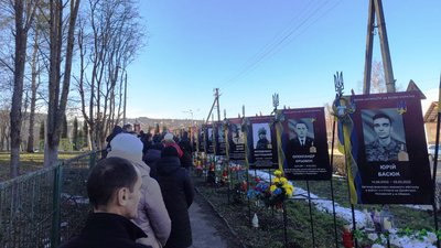 Алея Героїв у Збаражі на Тернопільщині. Грудень, 2023