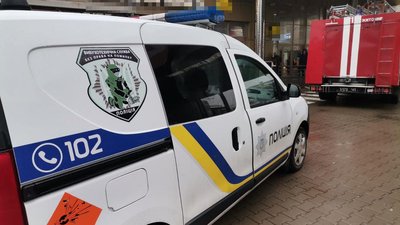 У Житомирі знову перевіряють торговельний центр через повідомлення про замінування У Житомирі знову перевіряють торговельний центр через повідомлення про замінування