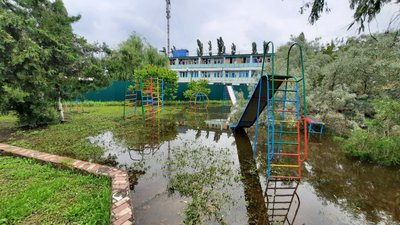 Злива у Коблевому, що на Миколаївщини, псує відпочинок туристів Злива у Коблевому, що на Миколаївщини, псує відпочинок туристів