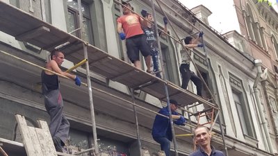 На територію друкарні Фесенка в Одесі заїхала техніка, працюють будівельники На територію друкарні Фесенка в Одесі заїхала техніка, працюють будівельники