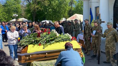 "Сумно, що такі молоді хлопці йдуть": у Полтаві попрощалися із бійцями, які загинули на війні "Сумно, що такі молоді хлопці йдуть": у Полтаві попрощалися із бійцями, які загинули на війні