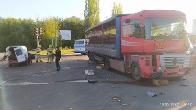У Рівному зіткнулись чотири авто, серед них вантажівка і маршрутка. Є травмовані