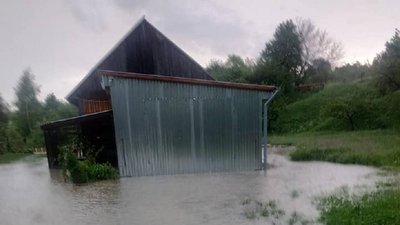 Без світла та у воді: на Прикарпатті підтопило сільські оселі Без світла та у воді: на Прикарпатті підтопило сільські оселі