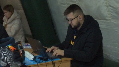 Павло Туптинський працює дистанційно в пункті незламності. У чоловіка вдома немає електроенергії. Павло Туптинський працює дистанційно в пункті незламності. У чоловіка вдома немає електроенергії.
