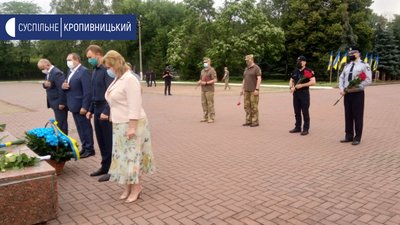 Представники обласної, міської влад та містяни поклали квіти до Вічного вогню та Алеї Слави військових Представники обласної, міської влад та містяни поклали квіти до Вічного вогню та Алеї Слави військових