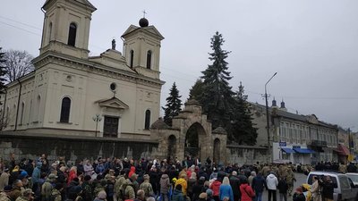 На Тернопільщині попрощалися із бійцем Олегом Лапінським На Тернопільщині попрощалися із бійцем Олегом Лапінським