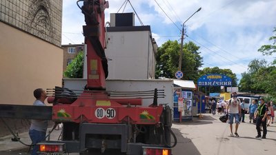 22-й примусовий демонтаж: у Рівному новий кіоск простояв день