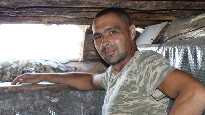Боєць з Волині на псевдо "Муляр" будує фортифікаційні споруди на передовій Боєць з Волині на псевдо "Муляр" будує фортифікаційні споруди на передовій