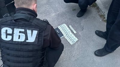 Вимагали гроші, машини й будинки. На Кіровоградщині СБУ підозрює в рекеті п’ятьох чоловіків Вимагали гроші, машини й будинки. На Кіровоградщині СБУ підозрює в рекеті п’ятьох чоловіків