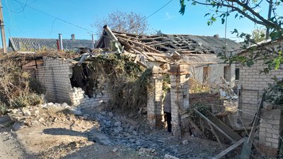 "Снаряди РФ летять постійно. Нічого від хати не залишилось. І від сусідської також": херсонці про наслідки ударів РФ "Снаряди РФ летять постійно. Нічого від хати не залишилось. І від сусідської також": херсонці про наслідки ударів РФ