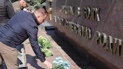 Покладання квітів до меморіалу Покладання квітів до меморіалу