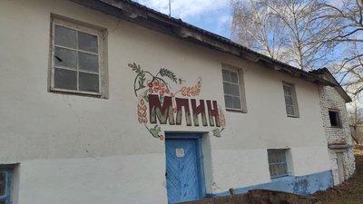 На Тернопільщині жителі села розфарбували зупинки громадського транспорту