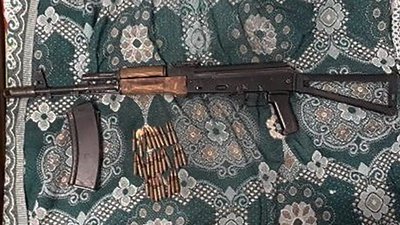 У Запоріжжі поліцейські викрили двох містян, які зберігали зброю та наркотики У Запоріжжі поліцейські викрили двох містян, які зберігали зброю та наркотики